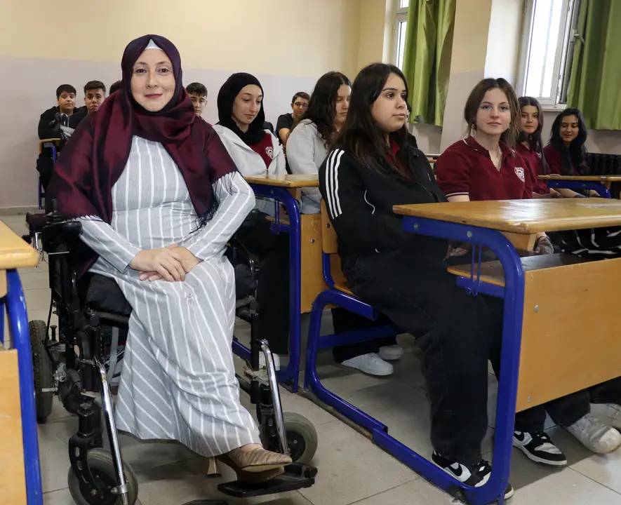 Antalya’da Engelli Öğretmenin Azmi: Asansör 2 Aydır Arızalı, Dersler Devam Ediyor 7